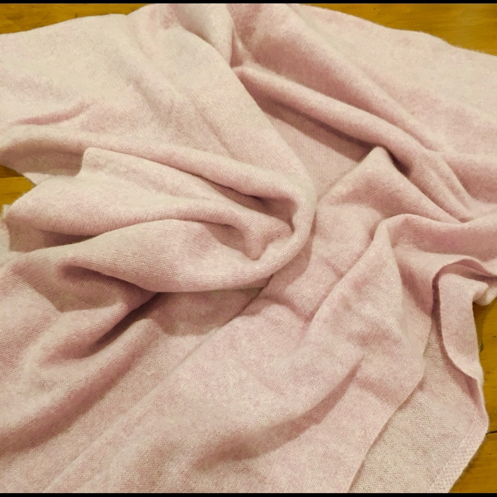 NWOT Bloomingdales Heather Pink Cashmere Wrap. O/S